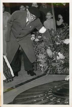 PHOTO ORIGINALE / FRANCE 75 "Paris, 1954, gardien de la flamme du soldat inconnu"