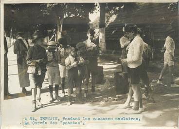  PHOTO ORIGINALE / FRANCE 78 "Saint Germain, camp de vacances, la corvée des patates"