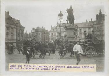 PHOTO ORIGINALE / THEME "Les troupes indiennes défilant devant la statue de Jeanne d'Arc"