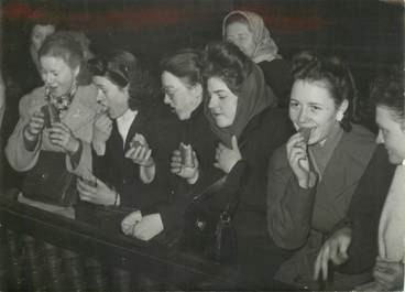 PHOTO ORIGINALE / THEME "Grand meeting du Syndicat des ouvrières de la Couture à la Bourse du Travail, 1948"