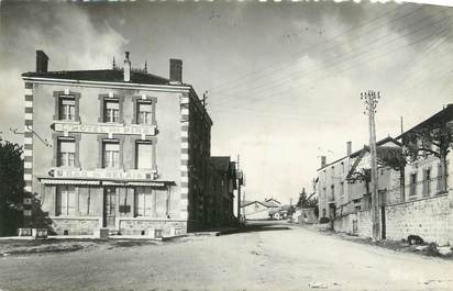 .CPSM  FRANCE 42  "Usson en Forez, Avenue de la Gare et Hôtel des Pins"