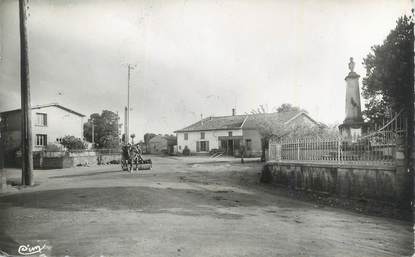 .CPA  FRANCE 79  "  Niort, Rue Victor Hugo vers la Rue Ricard"