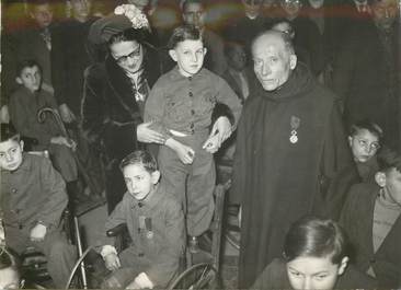 PHOTO ORIGINALE / THEME "1948, Le Frère Sulpice de l'Ordre de Saint Jen de Dieu promu chevalier de la légion d'Honneur"