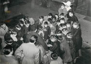 PHOTO ORIGINALE /  THEME "1er arrivage de vivres collectées aux USA, aux bénéfices d'orphelins européens"