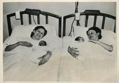 PHOTO ORIGINALE / THEME "Synchronisation accouchement de deux soeurs, 1937"