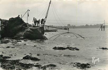 . CPSM  FRANCE 44 "Tharon Plage, Pêcheries sur la côte vers le Cormier"