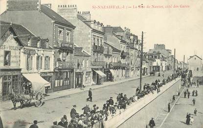 . CPA FRANCE 44 " St Nazaire, La rue de Nantes, côté des gares"