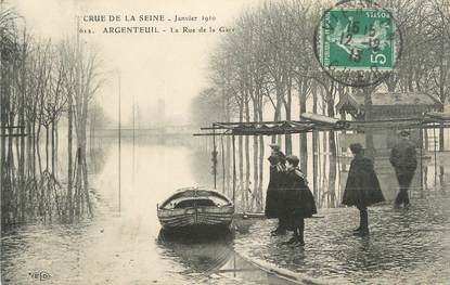 . CPA  FRANCE 95 "Argenteuil, Rue de la gare, crue de la Seine janvier 1910"