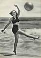 La Femme CPSM PIN UP " A la plage, avec le ballon"