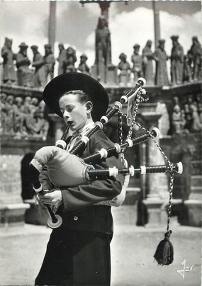 CPSM FRANCE 29 "Plougastel Daoulas, sonneurs de biniou" / FOLKLORE