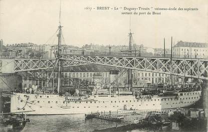 .CPA  FRANCE 29 "Brest,  Le Duguay Trouin, vaisseau-école des aspirants sortant du port de Brest"