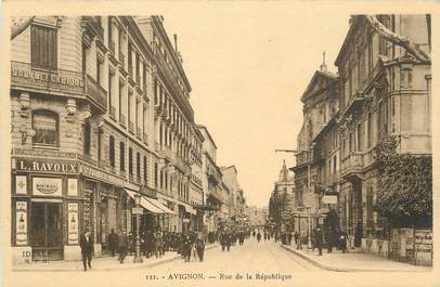 .CPA  FRANCE 84 " Avignon,  Rue de la République "