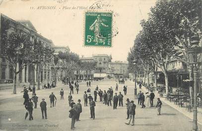 .CPA  FRANCE 84 " Avignon, Place de l'Hôtel de Ville"