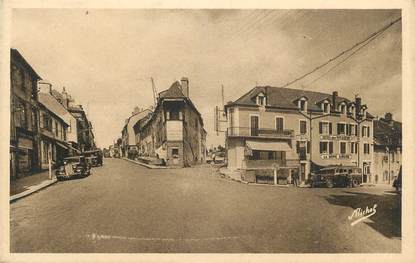 . CPA  FRANCE 15 "Mauriac, Le carrefour, avenue de la gare"