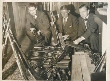 PHOTO ORIGINALE /  THEME "Arrestation de trafiquants d'armes"