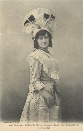 . CPA   FRANCE 10 "Environs de Troyes, Costume et coiffure de fête des paysannes vers 1908 "