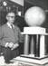 PHOTO ORIGINALE / THEME "1953, M. de la Caillerie devant une maquette des 4 piliers soutenant le monde, son idéologie"