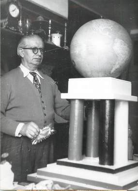 PHOTO ORIGINALE / THEME "1953, M. de la Caillerie devant une maquette des 4 piliers soutenant le monde, son idéologie"