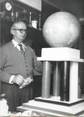 Theme PHOTO ORIGINALE / THEME "1953, M. de la Caillerie devant une maquette des 4 piliers soutenant le monde, son idéologie"
