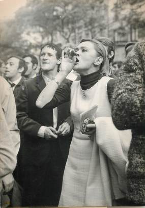 PHOTO ORIGINALE / THEME "Daniele Delorme manifestant au sein du cortège de la CGT à Paris, mai1968"