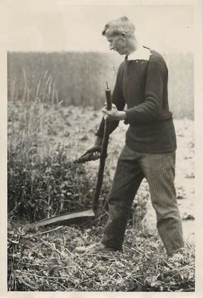 PHOTO ORIGINALE / THEME "Le Faucheur, ouvrier frontalier allemand, 1941"