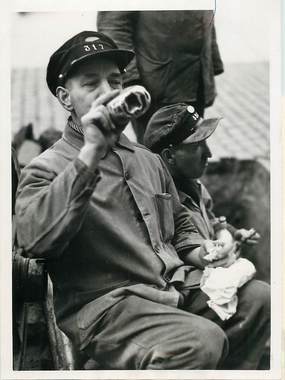 PHOTO ORIGINALE / THEME "1941, Ouvriers du service du gaz en pause casse croûte"