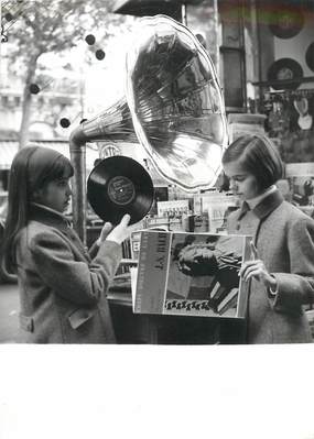 PHOTO ORIGINALE / THEME PHONO "1967, pochette de 33 tours en vente dans les kiosques à journaux"