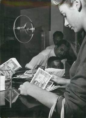 PHOTO ORIGINALE / THEME "1959, les nouveaux billets surchargés reçus dans les banques parisiennes"