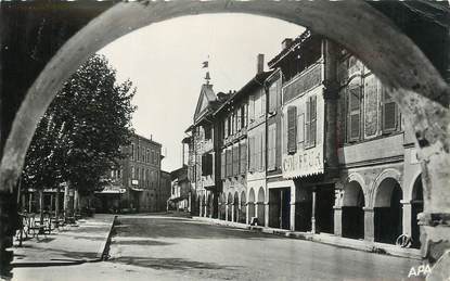 CPSM FRANCE 81 "Lisle sur Tarn, Route de Toulouse, ancienne Mairie ".