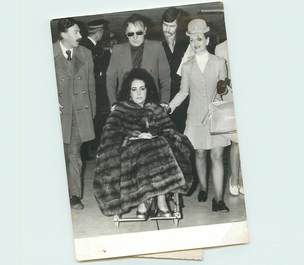 PHOTO ORIGINALE / THEME "Richard Burton et Liz Taylor à l'aéroport de Londres"