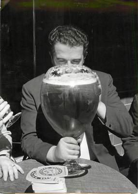 PHOTO ORIGINALE / THEME "1968, un demi de bière de 14 litres"