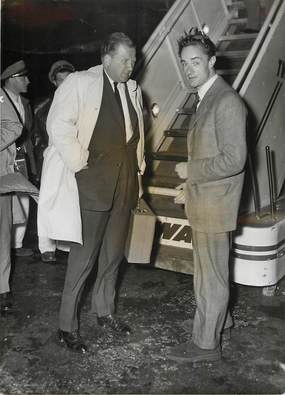 PHOTO ORIGINALE / THEME "Le constructeur automobile Henri FORD arrive en France à l'occasion du salon automobile, 1952"