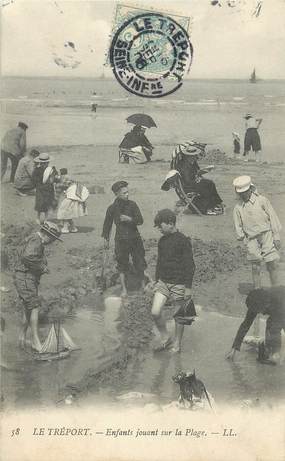CPA  FRANCE 76 "Le Tréport, enfants jouant sur la plage"