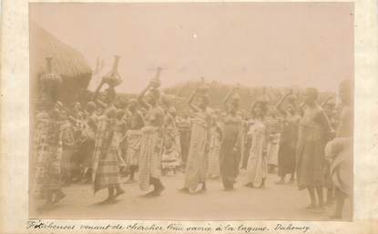 PHOTO ORIGINALE / AFRIQUE / "Dahomey, Féticheuses venant de chercher l'eau sacrée à la lagune"