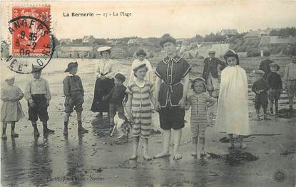 CPA FRANCE 44 "La Bernerie, la Plage" / CHÂTEAU DE SABLE