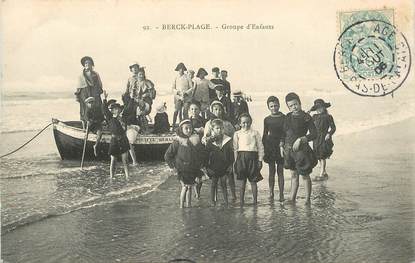 CPA FRANCE 62 "Berck Plage, Groupe d'enfants" / CHÂTEAU DE SABLE