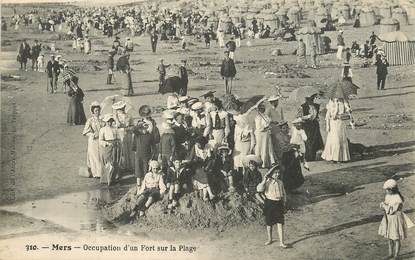 CPA FRANCE 80 "Mers, Ocupation d'un Fort sur la plage" / CHÂTEAU DE SABLE