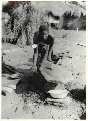 PHOTO ORIGINALE / AFRIQUE "Togo, les pierres à broyer le mil"