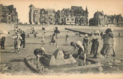 CPA FRANCE 80 "Mers les Bains, les jeux sur la plage" / CHÂTEAU DE SABLE