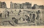 80 Somme CPA FRANCE 80 "Mers les Bains, les jeux sur la plage" / CHÂTEAU DE SABLE