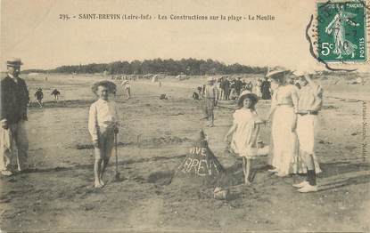 CPA FRANCE 44 "Saint Brévin, les constructions sur la plage, le Moulin" / CHATEAU DE SABLE