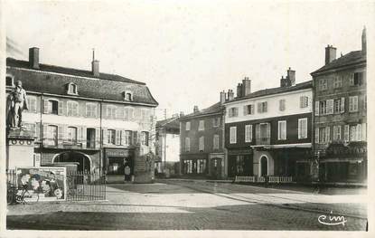 CPSM FRANCE 01 " Pont de Vaux, Place Joubert, statue du Général".