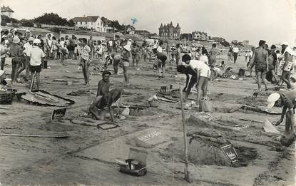 CPSM FRANCE 50 "Barneville sur Mer, concours de chateaux de sable sur la plage" / CHATEAU DE SABLE