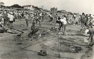 17 Charente Maritime CPSM FRANCE 50 "Barneville sur Mer, concours de chateaux de sable sur la plage" / CHATEAU DE SABLE