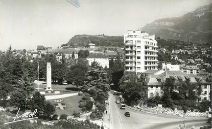CPSM FRANCE 73 "Chambéry, Monument aux morts et Immeuble Le Clos Savoiroux".