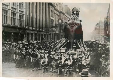 PHOTO ORIGINALE / IRLANDE " Dublin, les numéros des billets du Sweepstake irlandais"