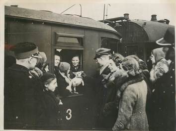 PHOTO ORIGINALE / POLOGNE "Réfugiés de la Russie et de Slovaquie arrivant en Pologne, ici des scouts, 1939"