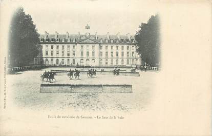 CPA FRANCE 49 "Saumur, Ecole de Cavalerie, Le saut de la haie "