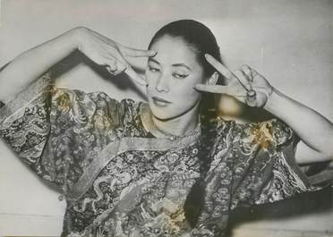 PHOTO ORIGINALE / CHINE "Jeune chinoise star de la télévision britannique, 1953"