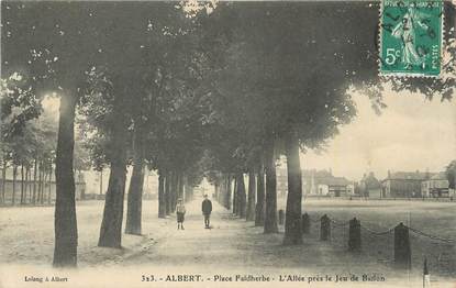 CPA FRANCE 80 " Albert, Place Faidherbe, l'allée près le jeu de ballon".